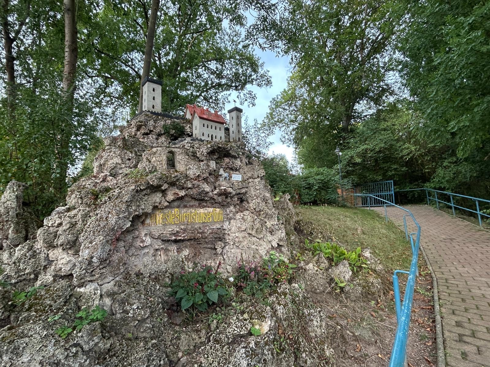 Die Kleine Wartburg: ein Travertinfelsen mit Miniaturburg und goldener Inschrift