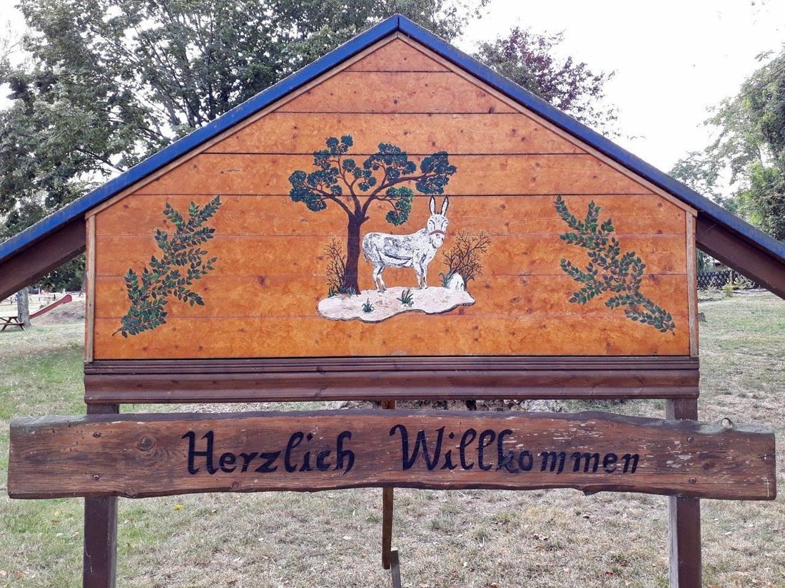 Hölzernes Willkommensschild am Eingang des Naherholungszentrums